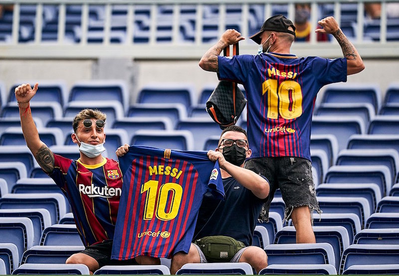 Kembali ke Camp Nou, Fans Barcelona Beri Tribut untuk Lionel Messi dan Kecam Laporta