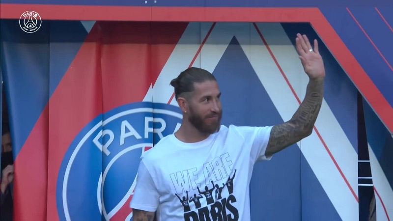 VIDEO:  Sergio Ramos ketika Tampil di Parc des Princes dalam Perkenalan kepada Suporter
