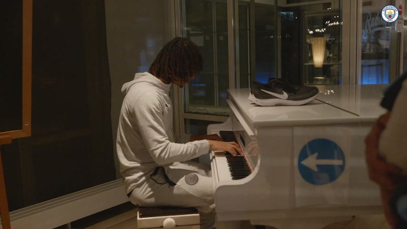 VIDEO: Intip Aksi Bek Manchester City Unjuk Gigi Main Piano