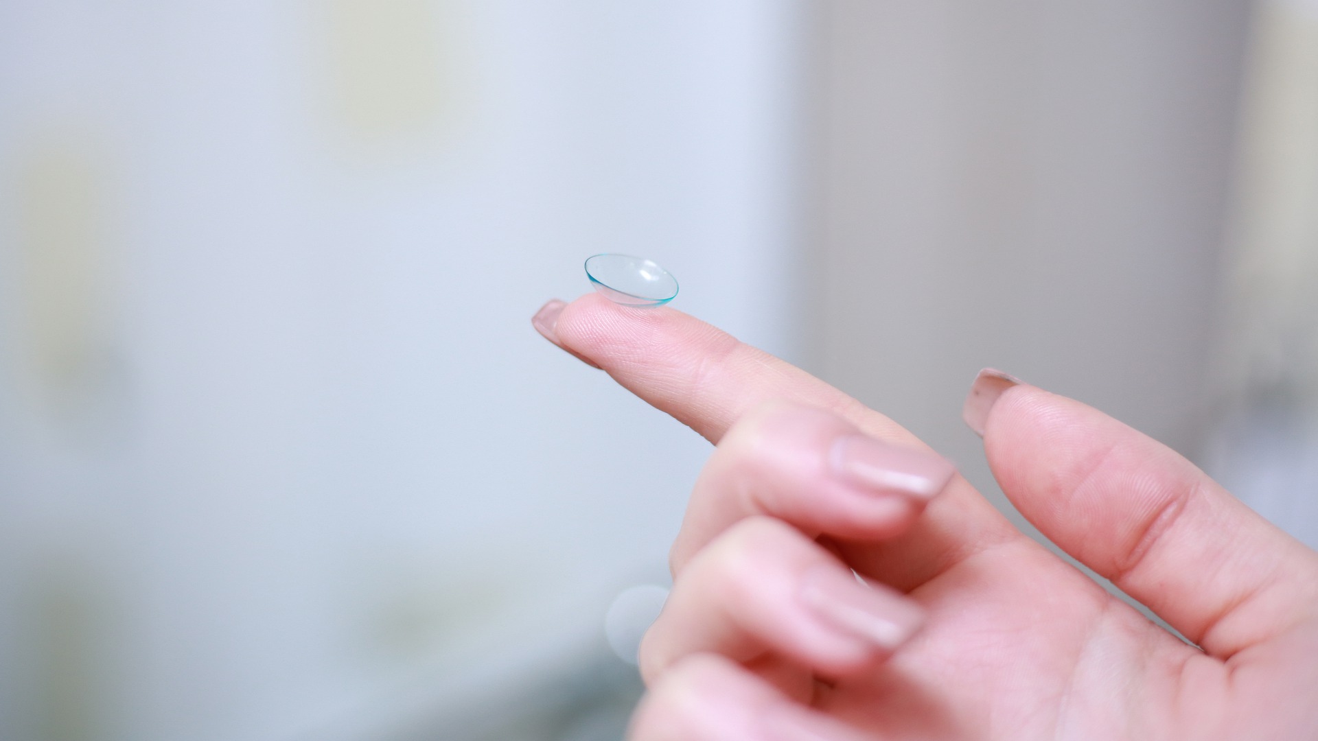 Kenali Risiko Besar Pemakaian Lensa Kontak yang Dapat Dipakai Berulang