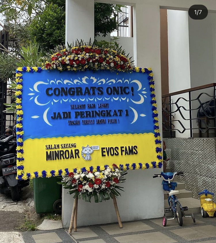 Harap Dapat Berkah Jelang Playoff, EVOS Kirimi Kontestan MPL ID Season 4 Karangan Bunga