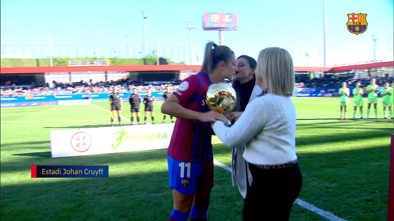 VIDEO: Alexia Puttelas Pamerkan Trofi Ballon d'Or Feminin 2021 Sebelum Laga Barcelona vs Real Betis