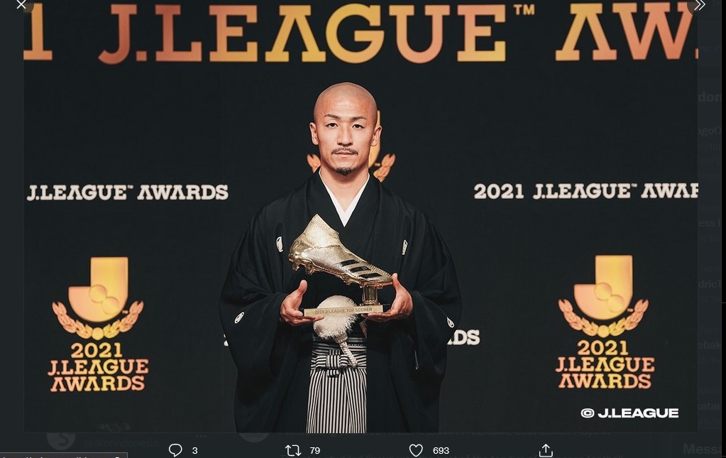 Daizen Maeda Pakai Kostum Tradisional Jepang saat Terima Trofi Top Scorer J1.League
