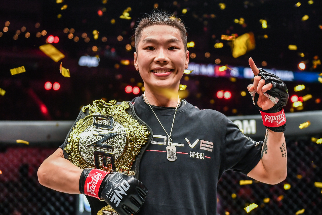 ONE Championship: Taklukkan Ayaka Miura, Xiong Jing Nan Sukses Pertahankan Gelar