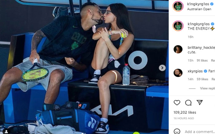 Nick Kyrgios dan Costeen Hatzi Berbagi Ciuman di Pinggir Lapangan