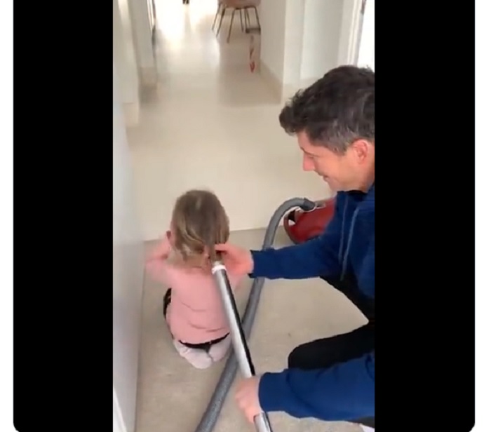 VIDEO: Robert Lewandowski Kuncir Rambut Putrinya dengan Penyedot Debu!