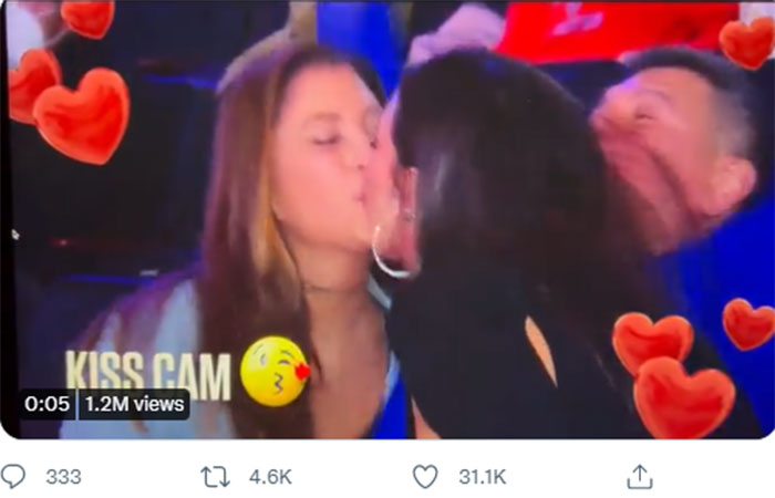 Dua Wanita Berciuman Hangatkan Teater NBA
