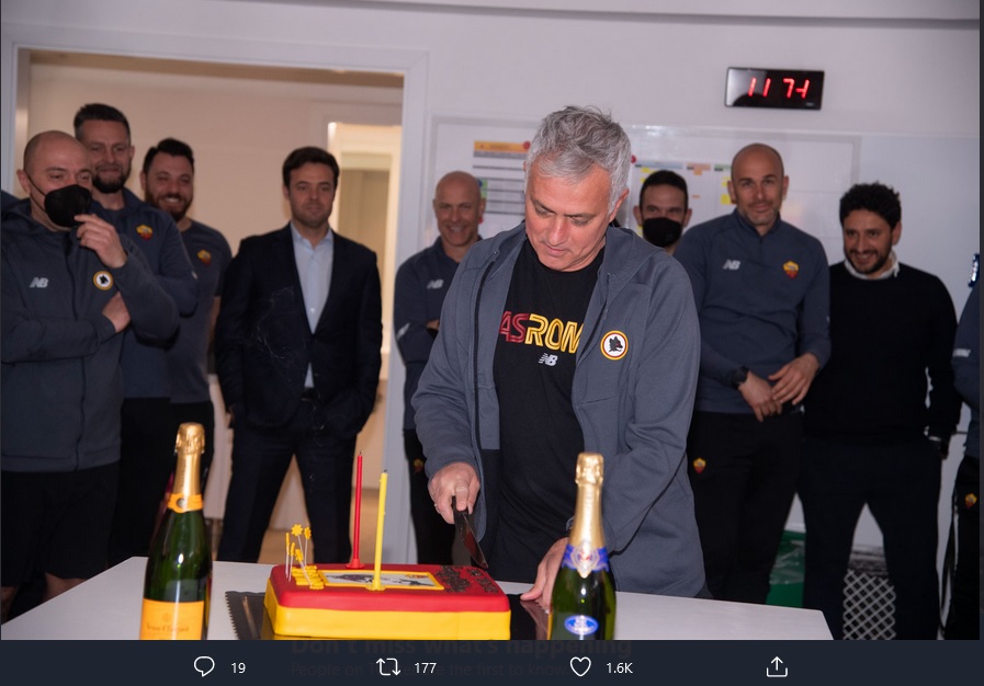 Ultah, Jose Mourinho Malu-Malu Dapat Kejutan dari Pemain AS Roma