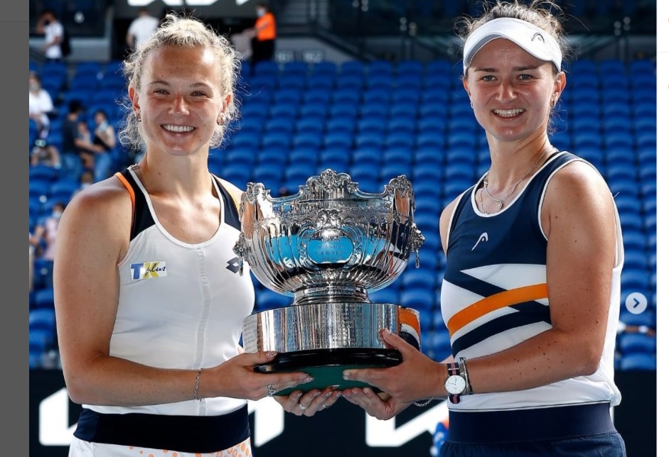 Australian Open 2022:  Barbora Krejcikova dan Katerina Siniakova Angkat Trofi Ganda Putri