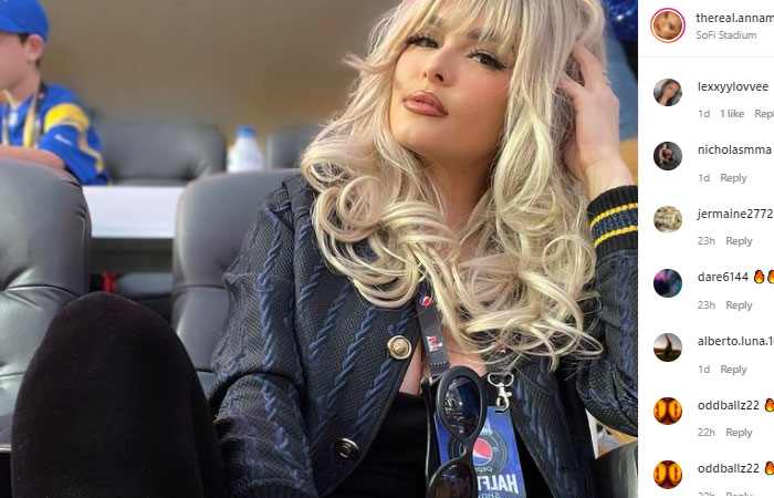 Anna Monroe Jadi Sorotan di Super Bowl