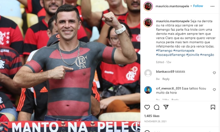 Fans Loyal Flamengo Menato Tubuh Bagian Atas sesuai Desain Jersey Klub 