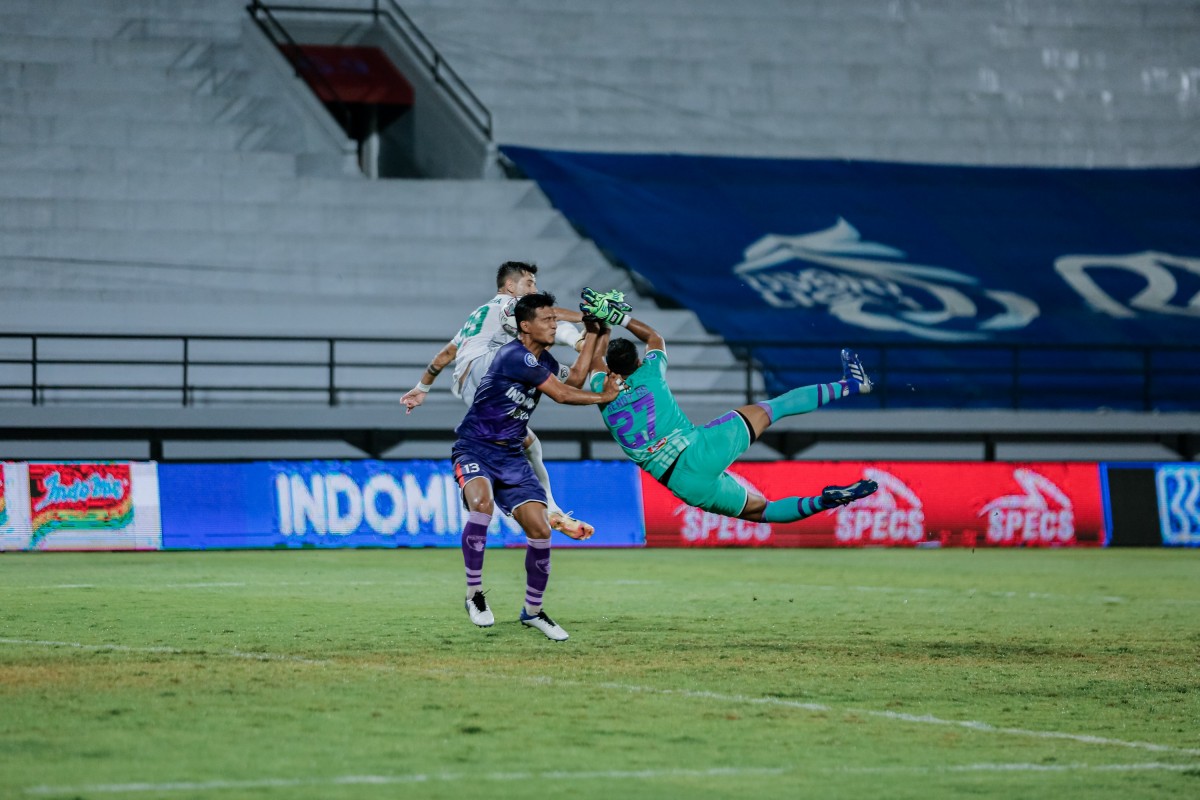 Kiper Persita Buyarkan Rencana Persebaya Menuju Juara Liga 1 2021-2022