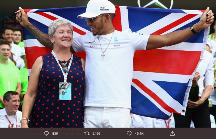 Demi Ibu, Lewis Hamilton Ganti Nama Perempuan