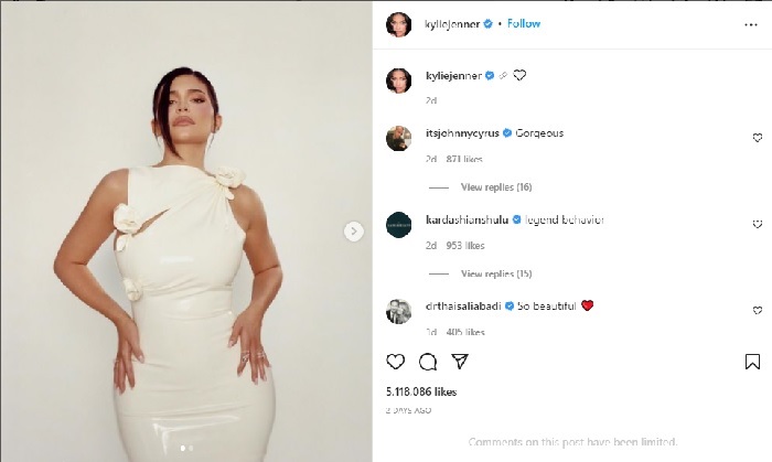 Kylie Jenner Pamer Abs setelah Melahirkan Bayi No. 2