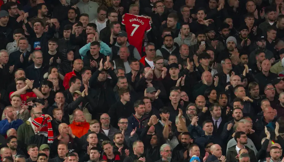 Liverpool vs Manchester United: Fans The Reds Beri Dukungan kepada Cristiano Ronaldo atas Kematian Putranya