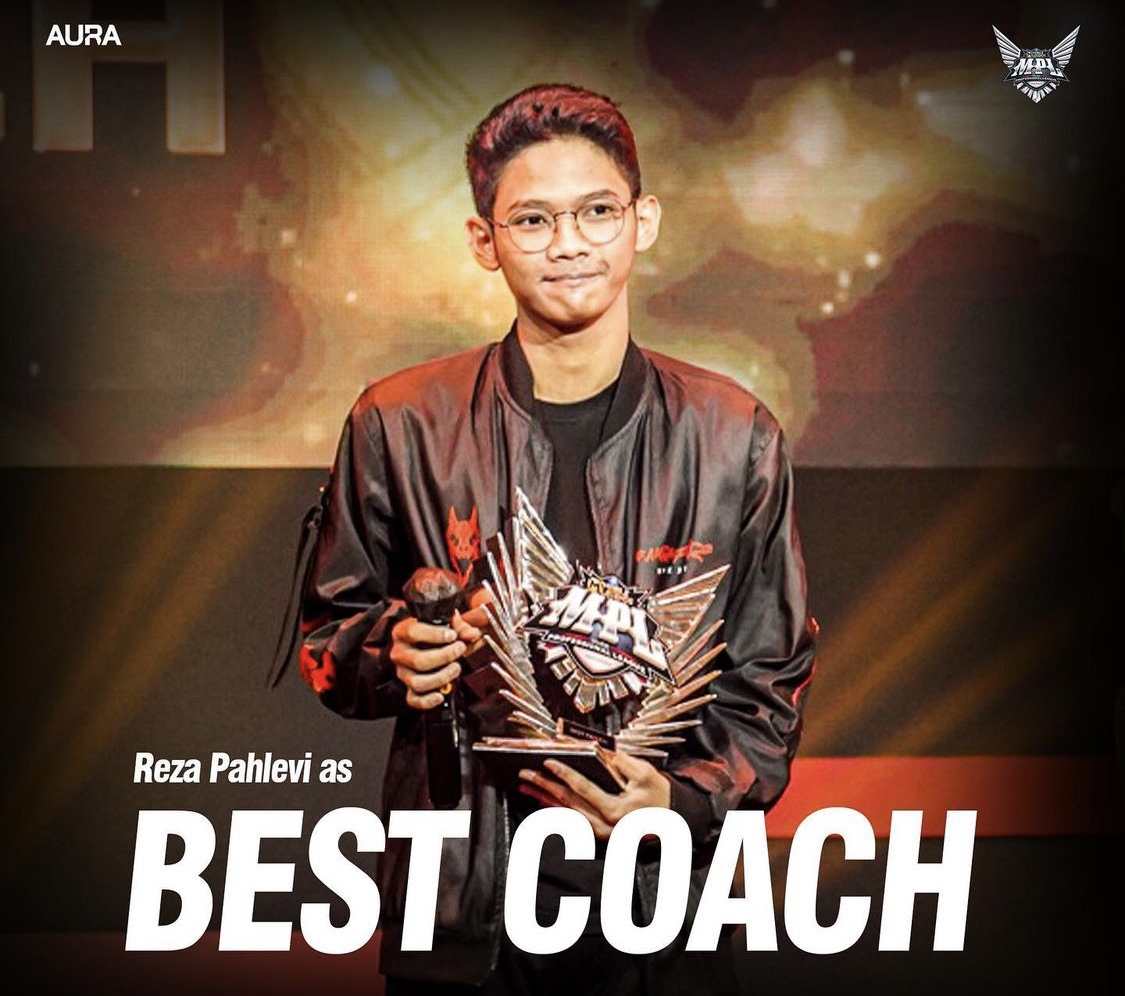 AURA Pahlevi Dapat Gelar Best Coach di MPL Indonesia Season 9
