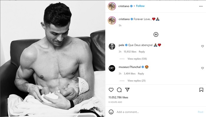 Cristiano Ronaldo Memamerkan Putri Kecilnya