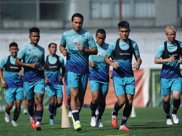 Persib Bandung Fokus Adaptasi dan Sentuhan Bola pada Sesi Latihan Perdana