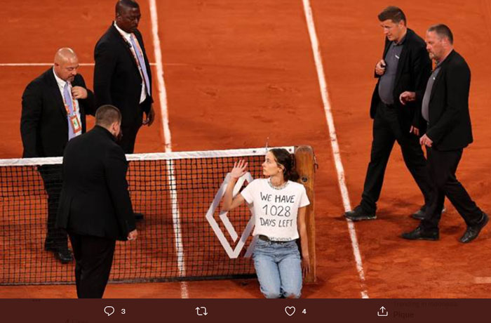 Wanita Penyusup ke Lapangan Tenis Prancis Terbuka Diserahkan ke Polisi