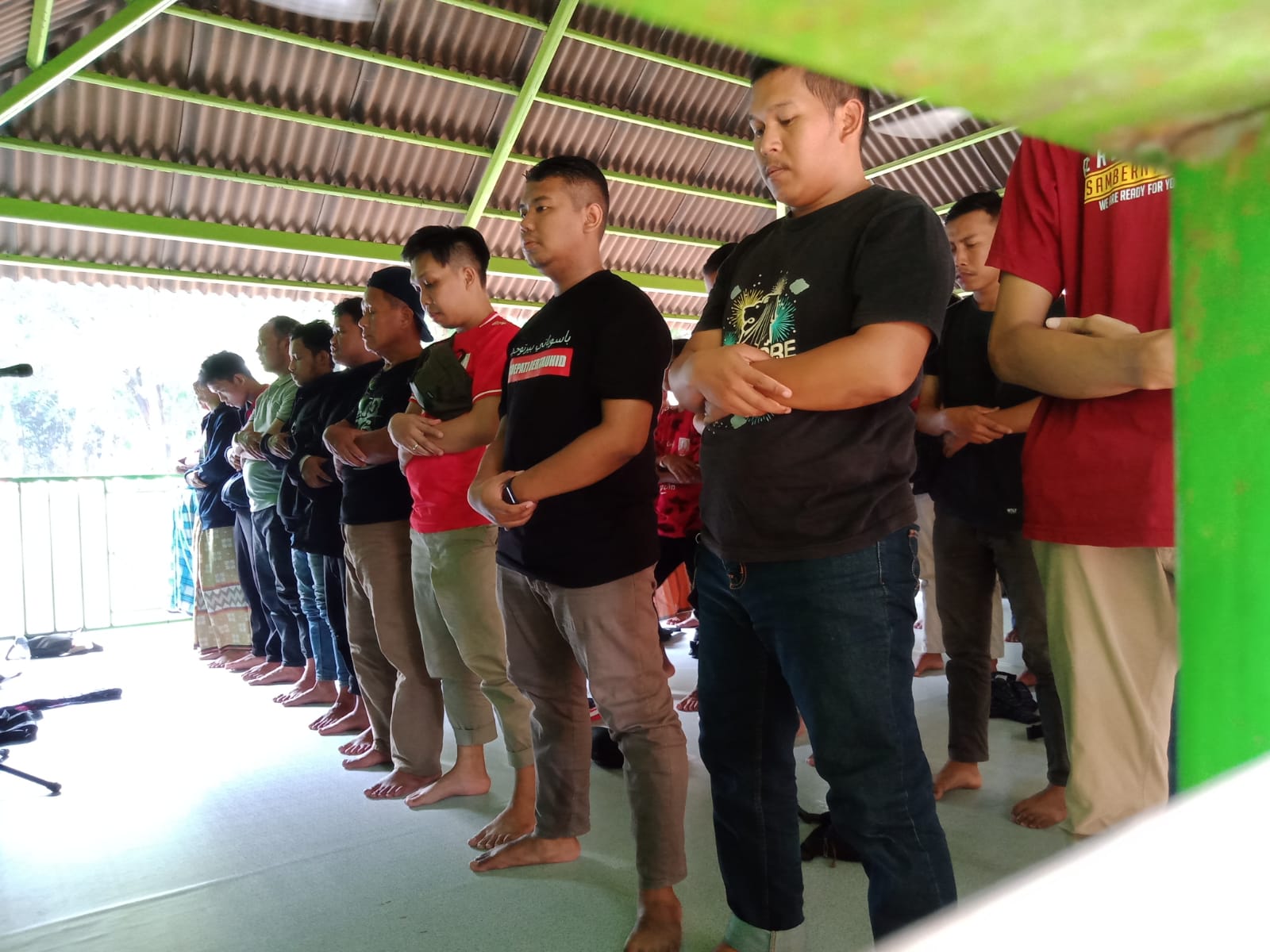Sisi Lain Piala Presiden 2022: Sujud-sujud di Sudut Stadion Manahan