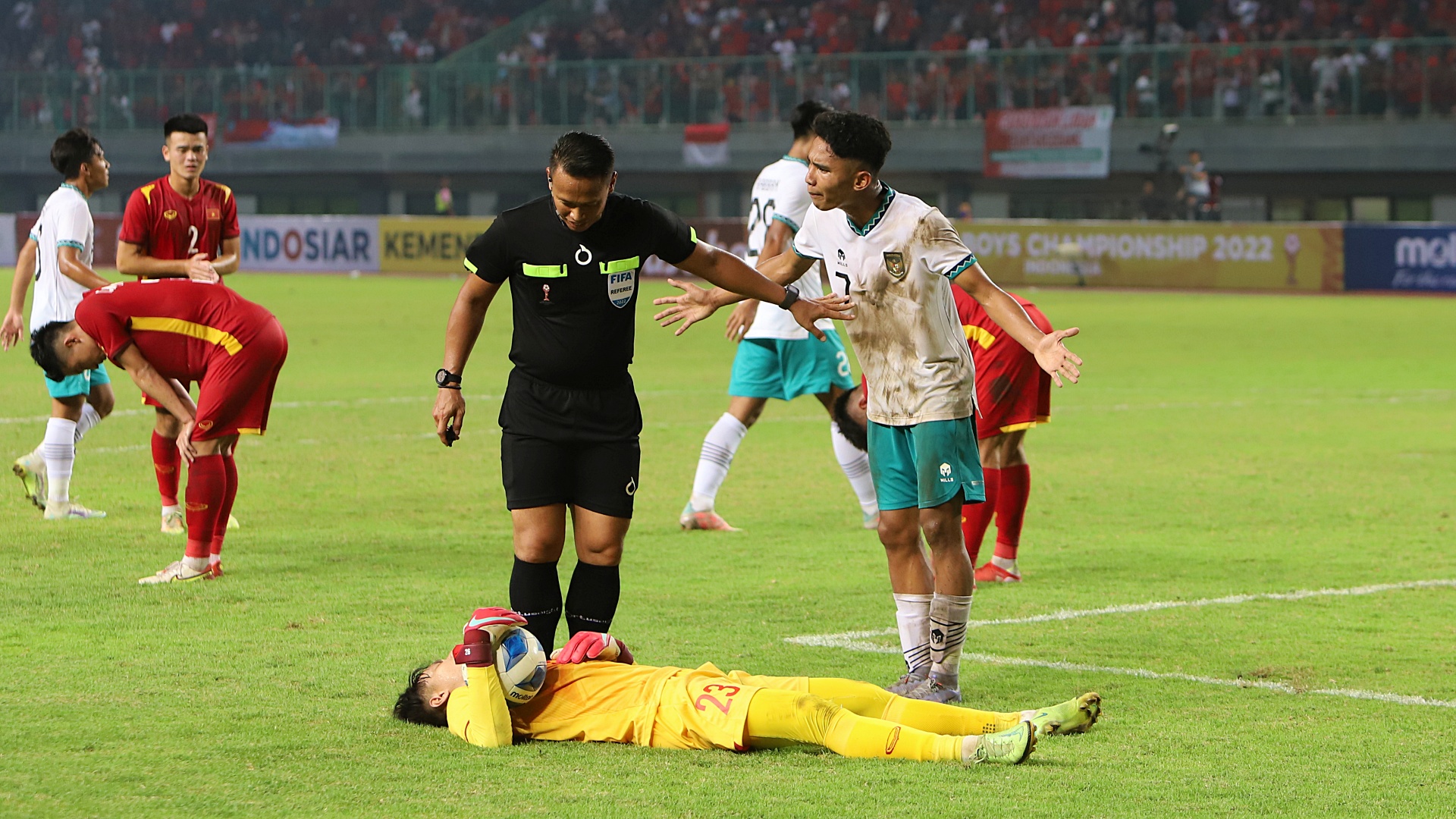 Pelatih Persebaya Surabaya Jelaskan Perkembangan Cedera Marselino Ferdinan