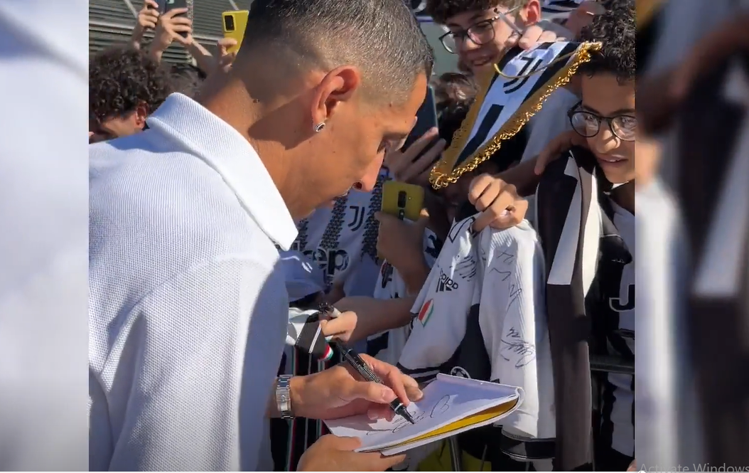VIDEO: Hari Pertama Angel Di Maria di Juventus, Sebar Tanda Tangan ke Fans 