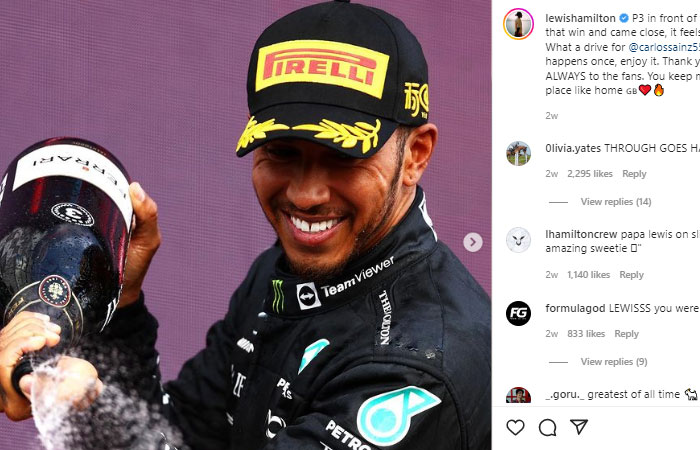 Lewis Hamilton Membasahi Gadis Grid dengan Sampanye