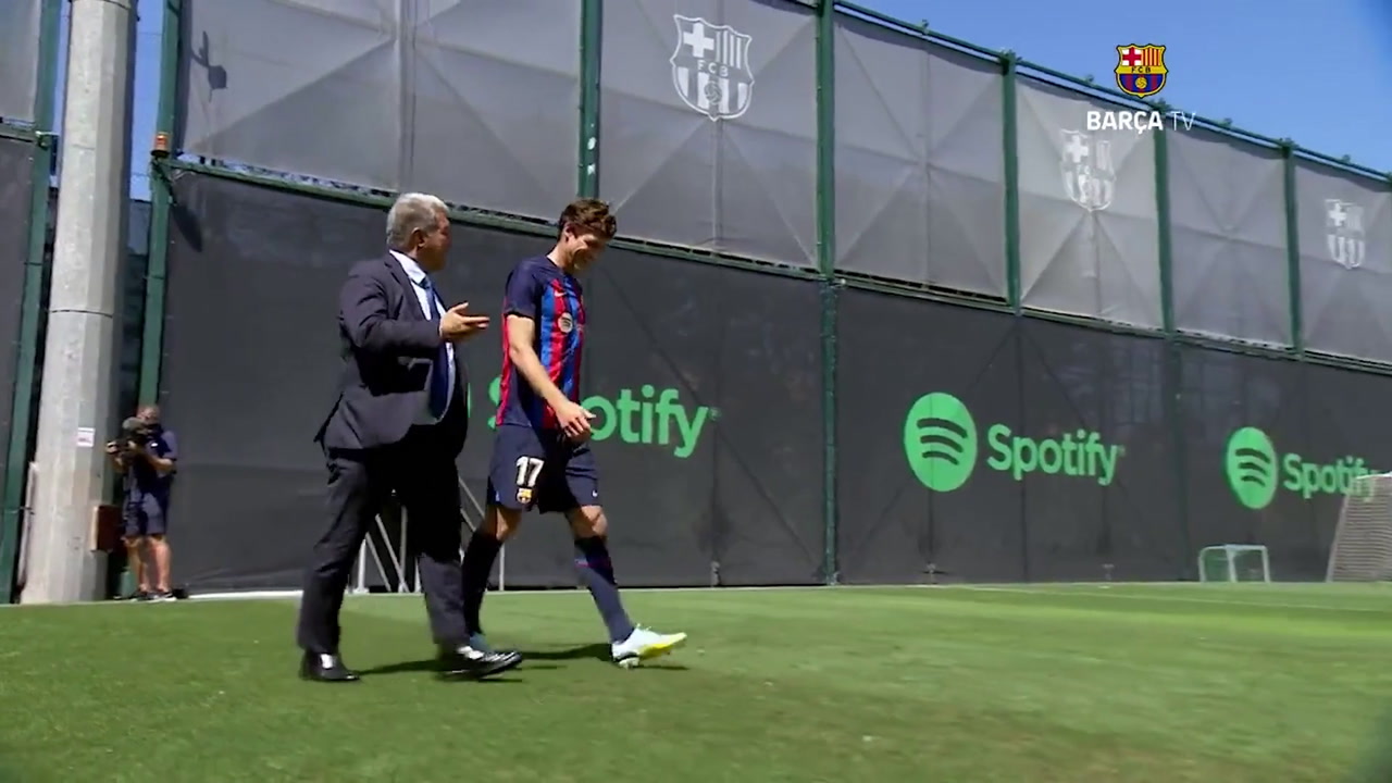 VIDEO: Momen Diperkenalkannya Marcos Alonso sebagai Pemain Barcelona