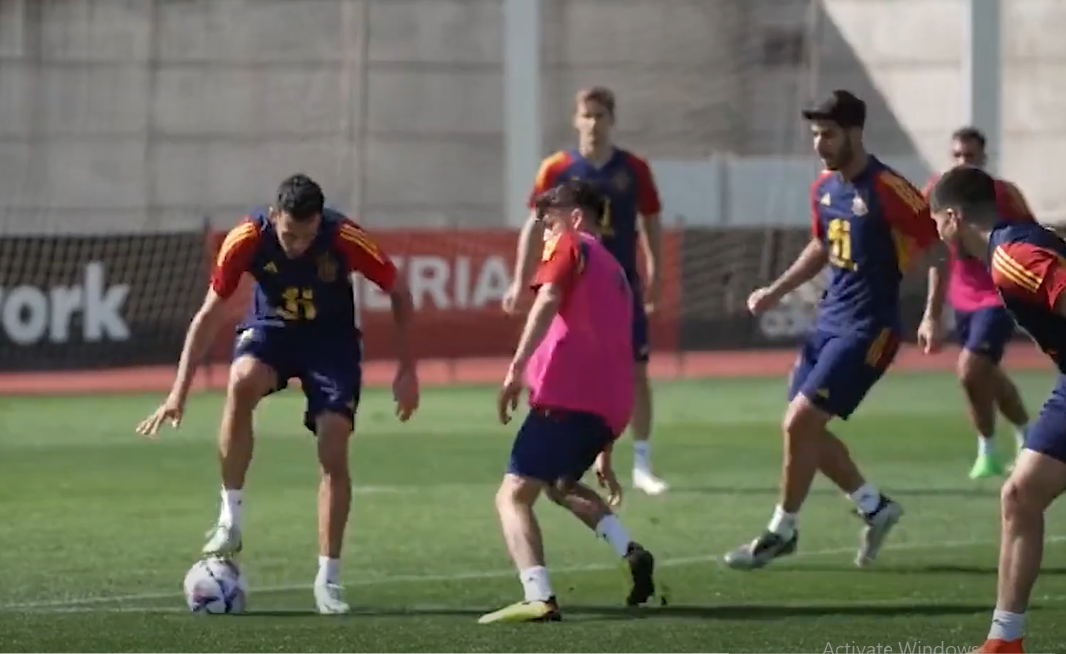 VIDEO: Sergio Busquets Pamer Skill dan Gavi Cetal Gol dalam Sesi Latihan Spanyol