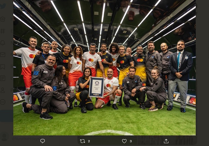 VIDEO: Luis Figo Pecahkan Rekor Dunia Guinness untuk Game Sepak Bola Gravitasi Nol Pertama di Dunia