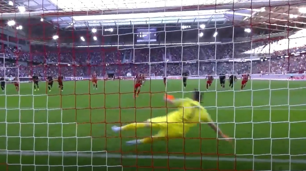 VIDEO: Gol Panenka Vincenzo Grifo Patahkan Rekor Luka Toni di Bundesliga