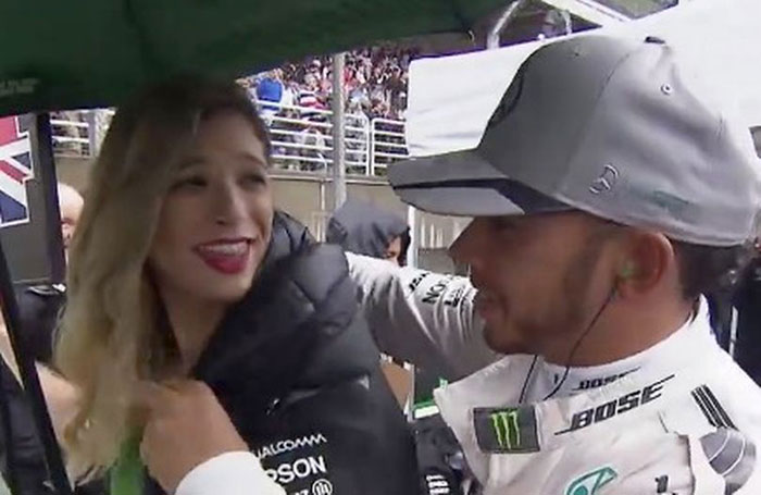 Lewis Hamilton Memberi Mantel kepada Gadis Grid yang Kedinginan