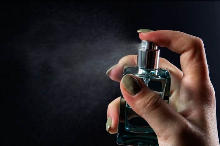 Dari Semprot Parfum ke Leher hingga Penggunaan Spons: 5 Tren Kecantikan yang Bisa Merusak Kesehatan