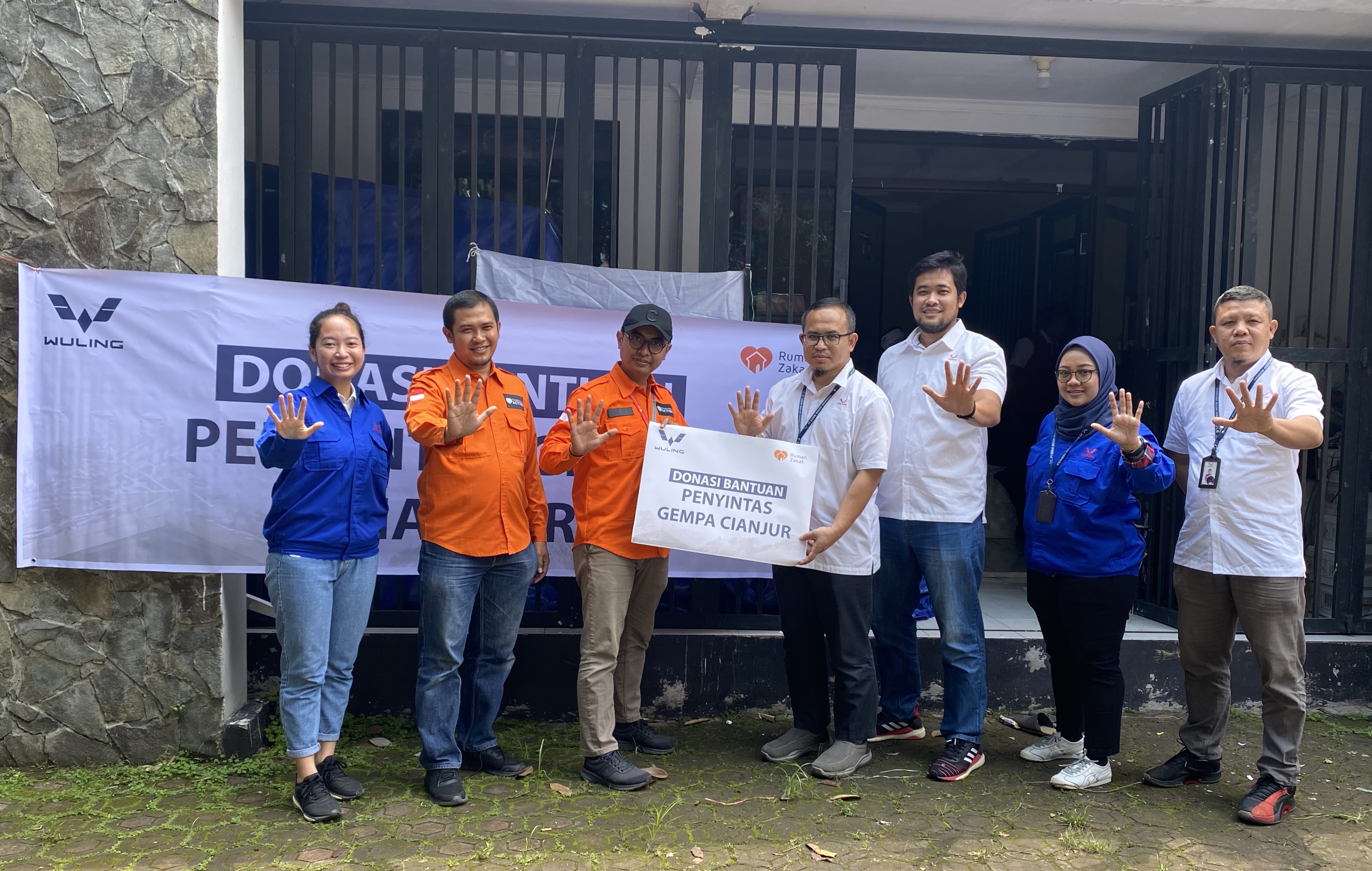 Wuling Motors Donasi Lebih dari Rp300 Juta kepada Para Penyintas Gempa Cianjur