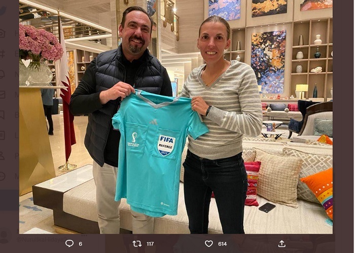Piala Dunia 2022: Stephanie Frappart Menyumbangkan Kaus Bersejarah ke Museum FIFA