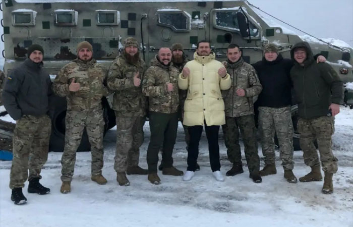 Oleksandr Usyk Kunjungi Tentara Ukraina di Medan Perang