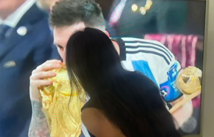Penggemar Terpanas Argentina Miss BumBum Mencium Lionel Messi