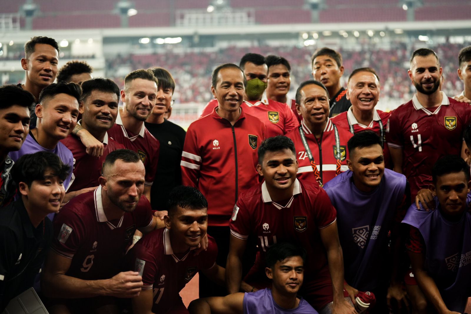 Piala AFF 2022: Presiden Jokowi Salami dan Foto Bareng Pemain Timnas Indonesia Usai Lawan Kamboja