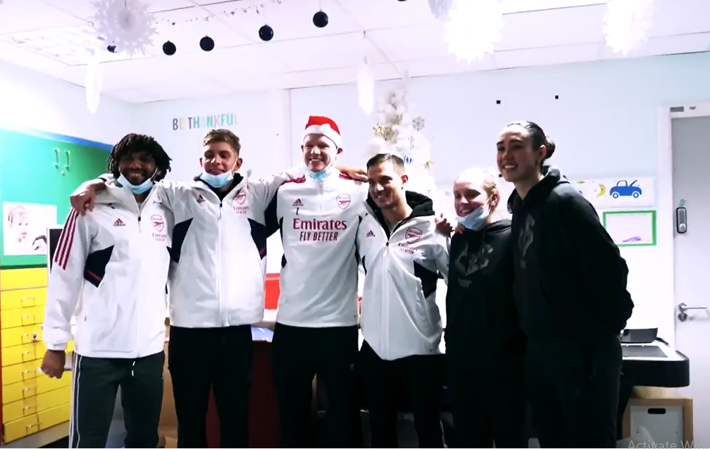 VIDEO: Skuad Arsenal Sebar Semangat Natal ke Komunitas Lokal