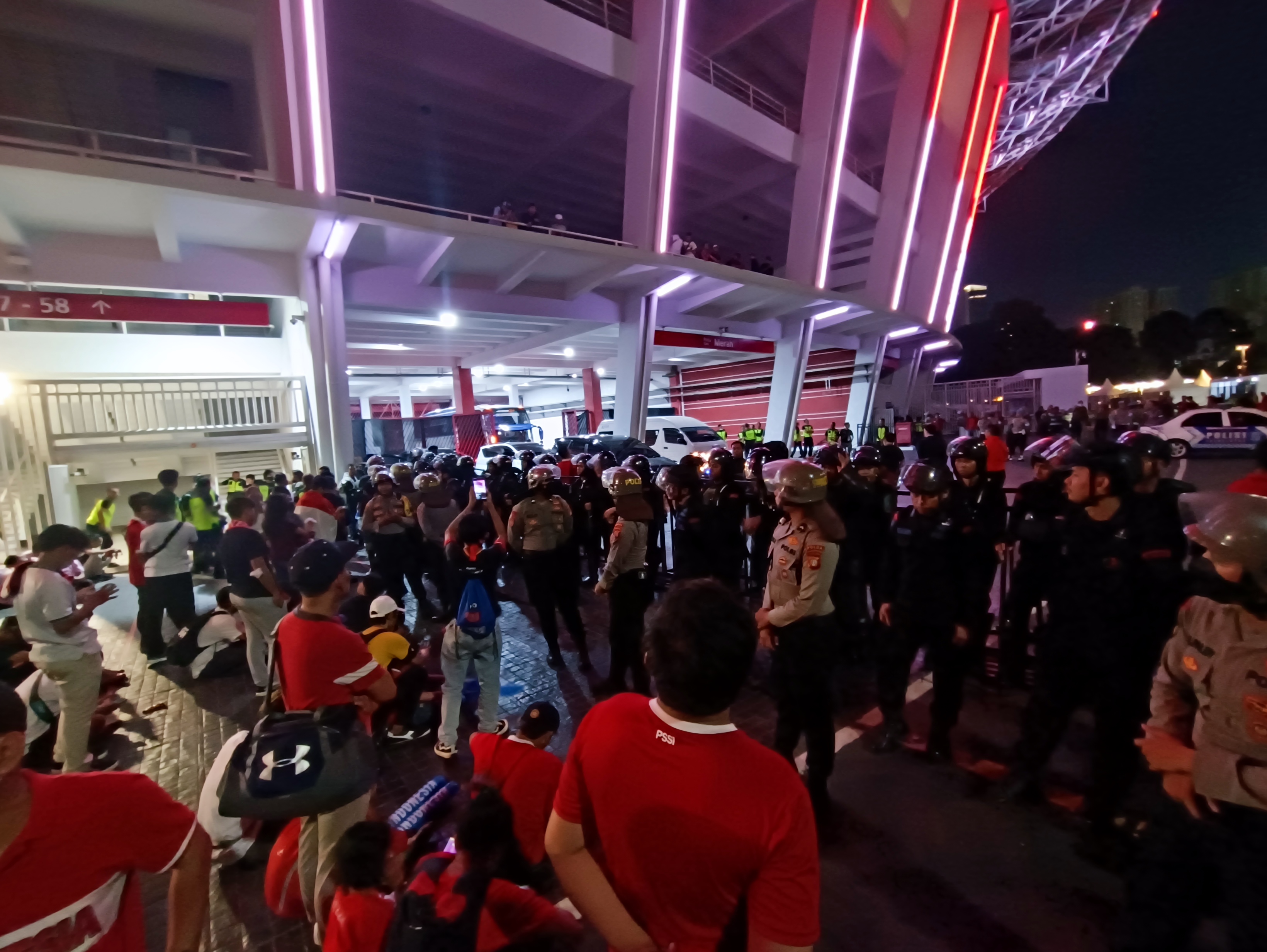 Piala AFF 2022: Penjagaan Tiga Lapis Kepolisian, Amankan Bus Thailand Keluar dari SUGBK