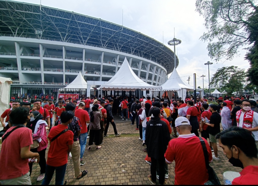 Piala AFF 2022: Tiket Terjual Habis, Puluhan Ribu Suporter Timnas Indonesia Padati SUGBK
