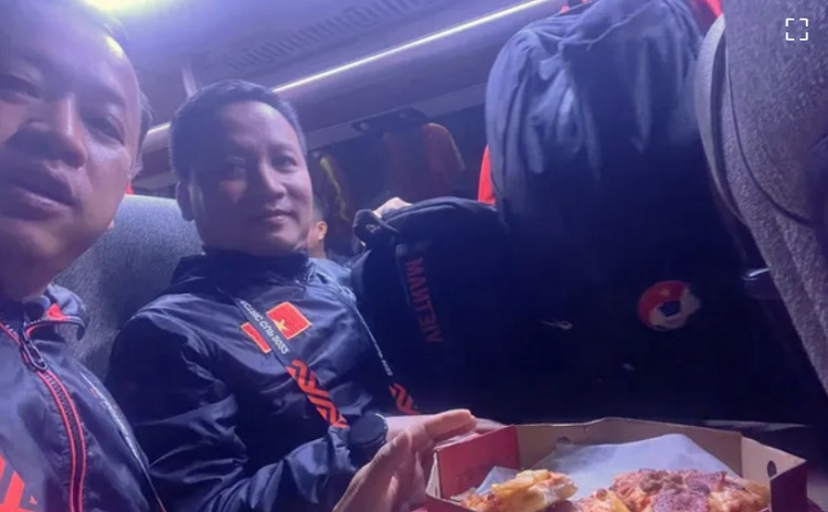 Piala AFF 2022: Tak Langsung dari Hanoi ke Jakarta, Rombongan Vietnam Makan Pizza