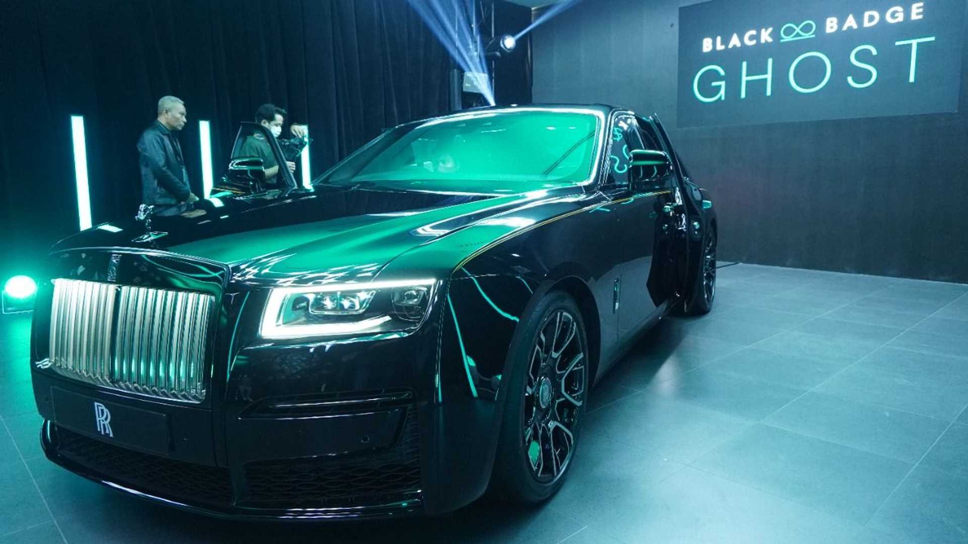 Sensasi Mengendarai Mobil Berharga Rp20 Miliar, Rolls-Royce Black Badge Ghost