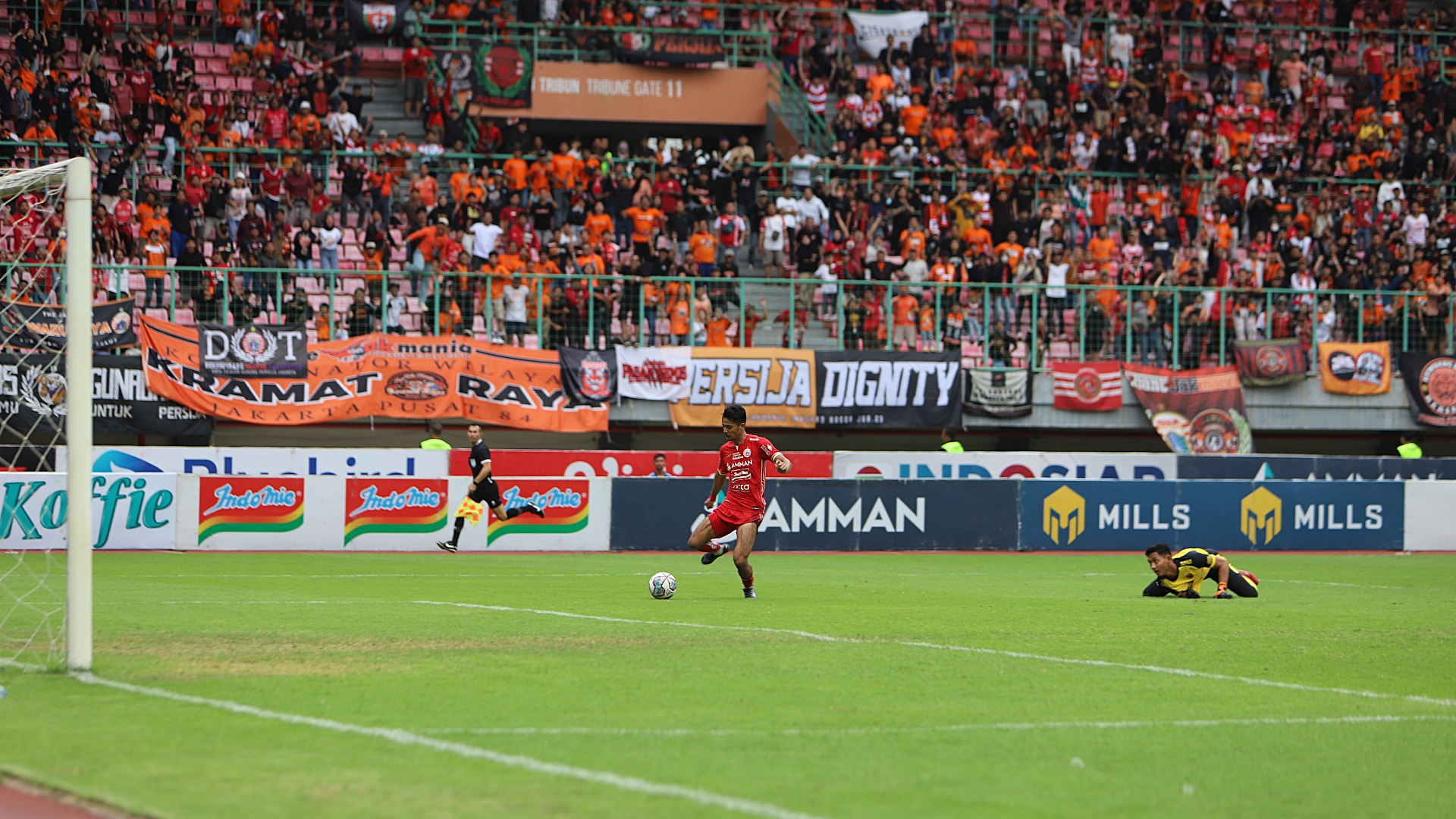 Parade Foto: Kemenangan Persija Atas PSM Makassar di Stadion Patriot Candrabhaga
