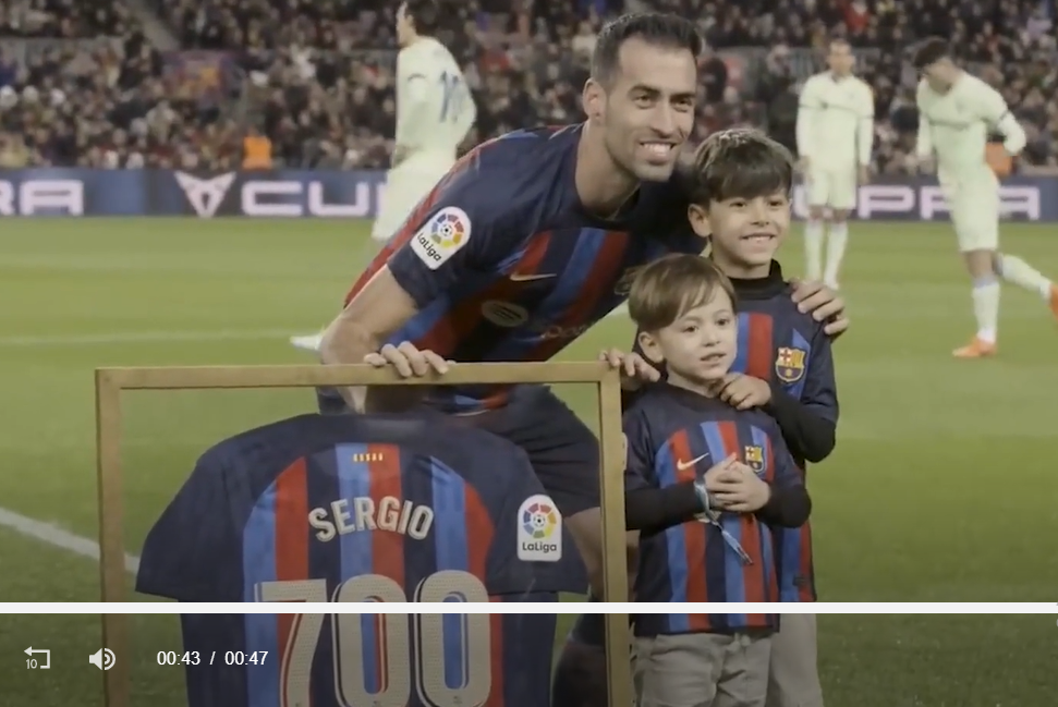VIDEO: Sergio Busquets Terima Penghormatan di Camp Nou Usai Mencapai 700 Laga