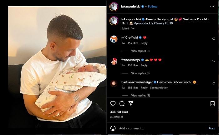 Lukas Podolski Memamerkan Foto Putrinya yang Baru Lahir, Ini Namanya