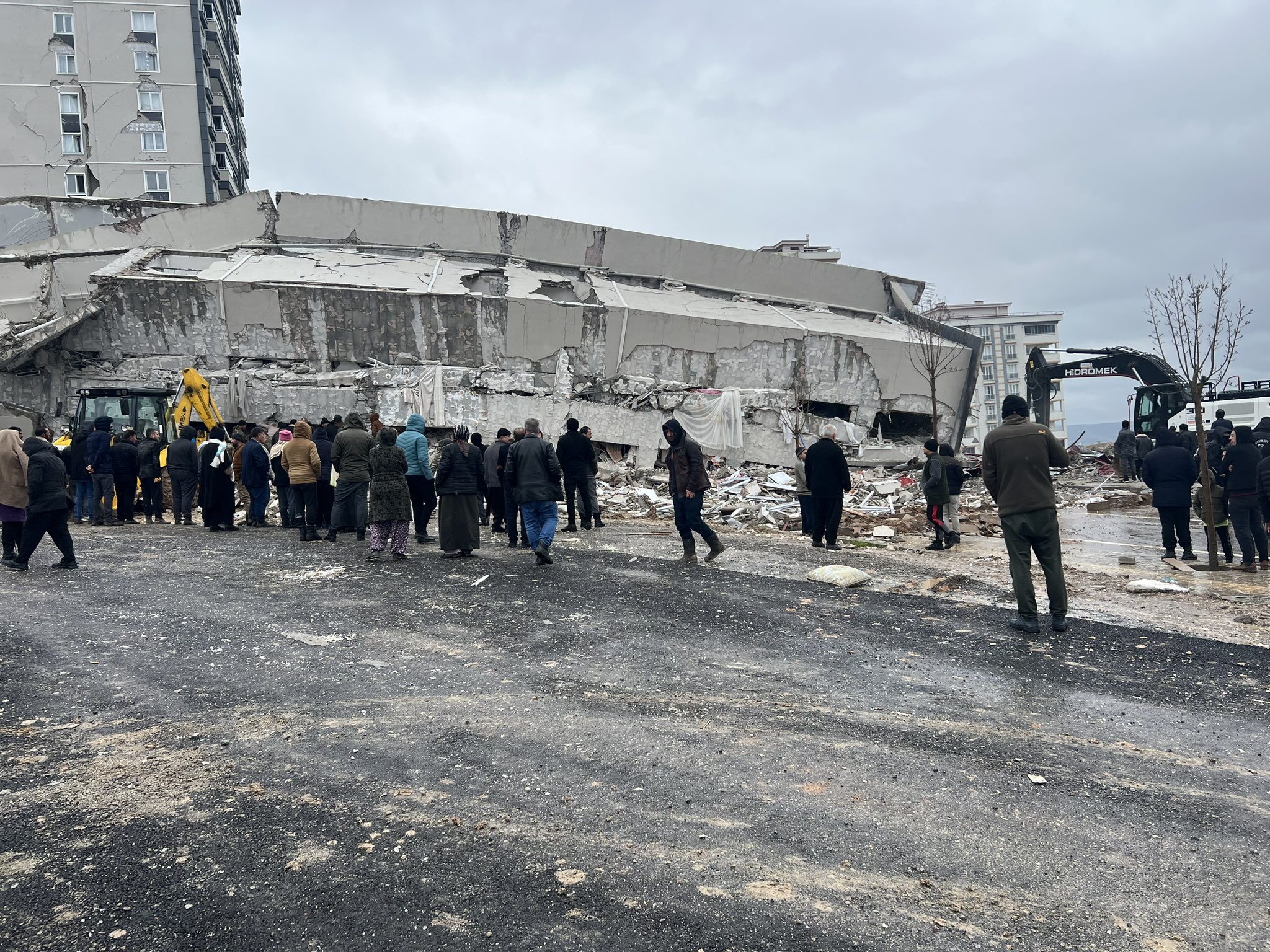 Gempa Turki: Christian Atsu dan Puluhan Atlet Terjebak, Dunia Olahraga Bersatu untuk Membantu