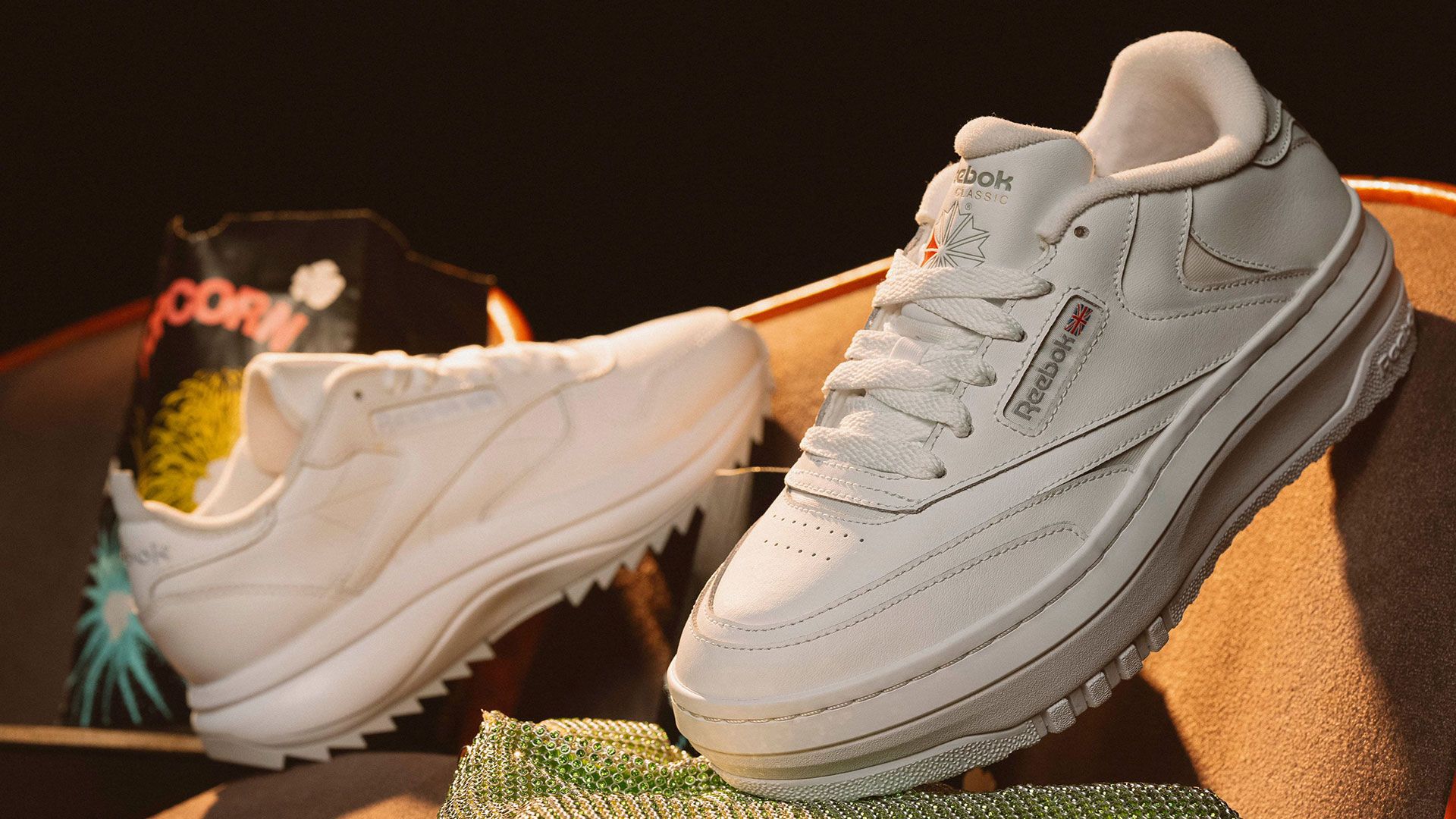 Reebok Extras Menampilkan Dua Model Sneaker