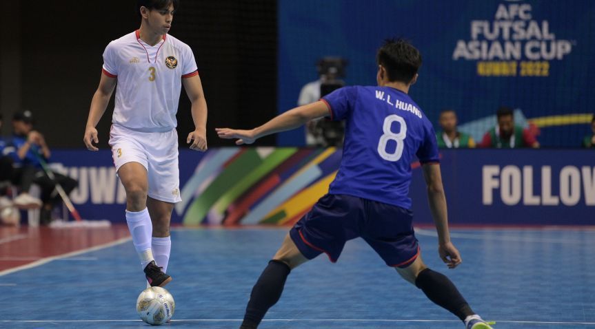 Rizki Xavier (putih) saat membela timnas futsal Indonesia vs Cina Taipei pada Piala Asia Futsal 2022 di Kuwait, Oktober 2022. (Media AFC)