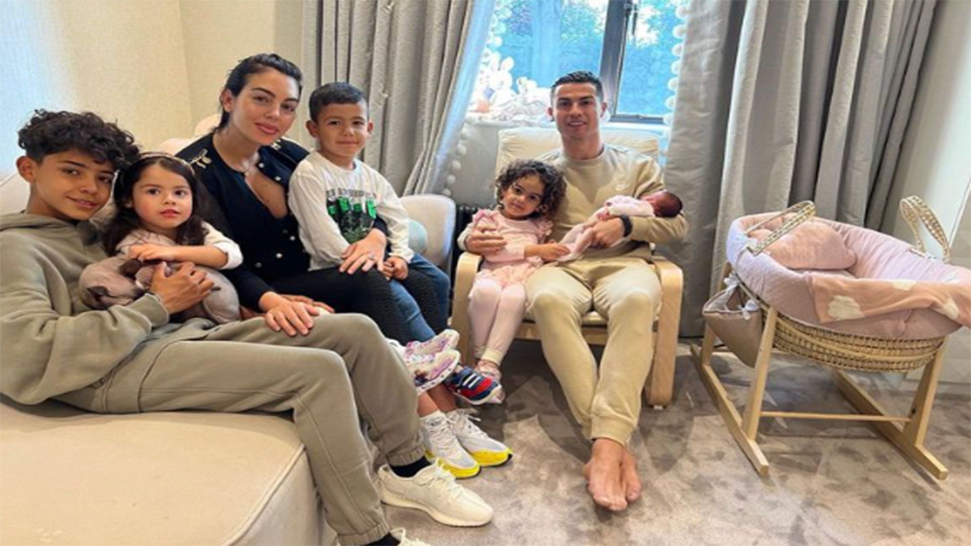 Cristiano Ronaldo dan Rodriguez Georgina merayakan Velentine Day bersama keluarga. (instagram @cristiano)